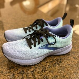 Brooks Revel 5 like new Sky Blue Athletic Sneakers women’s size 5.5